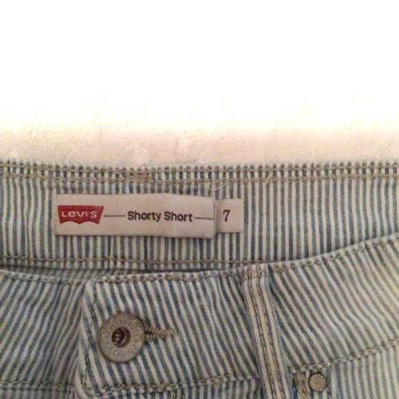 Levi’s Shorty Short - Picture 2 of 6